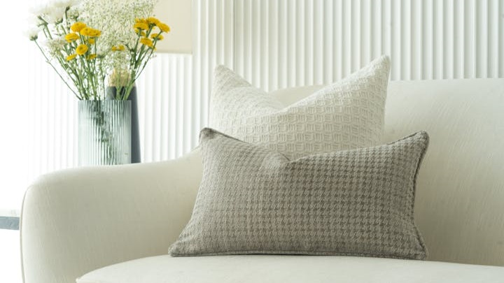 sofa-de-color-blanco-con-cojines