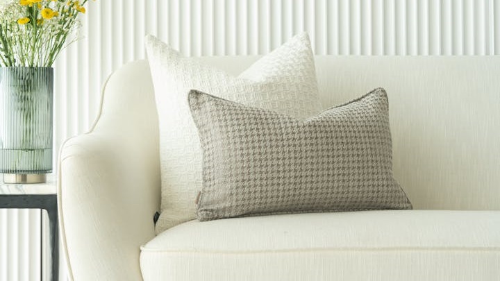 sofa-de-color-claro-con-varios-cojines